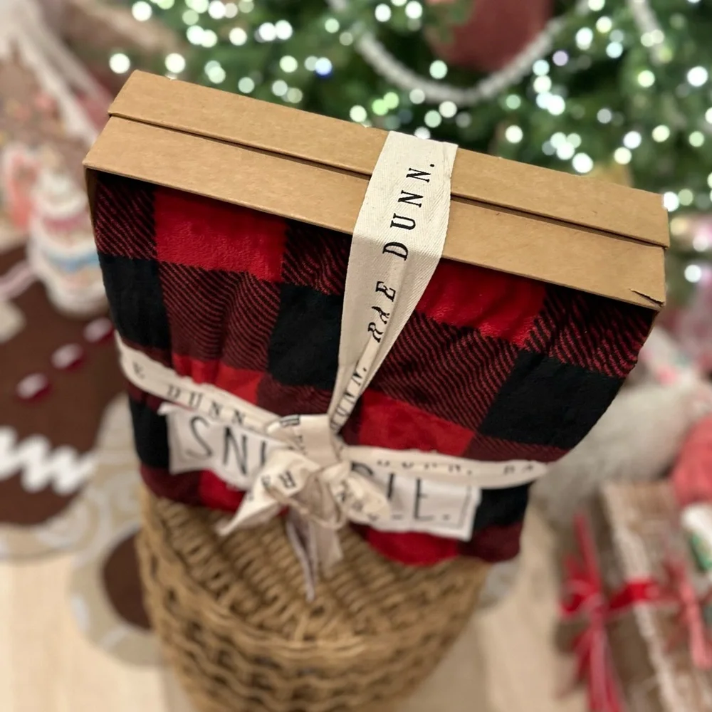 Rae Dunn Buffalo plaid blanket SNUGGLE boxed gift throw - Picture 6 of 11
